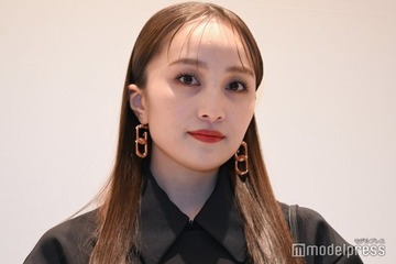 ももクロ百田夏菜子、ミニ丈ボトムで美脚披露 オールブラックでシックな雰囲気＜CHARLES & KEITH 渋谷店OPENセレブレーションパーティー＞ 画像