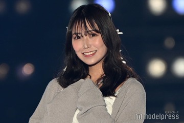 「わた婚」“結婚生活”話題・白間美瑠、萌え袖にキュン 純白ワンピで美脚全開【関西コレクション 2024 S／S】 画像