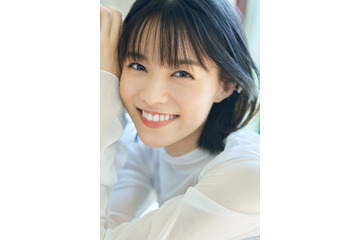 “連ドラ2本同時主演”志田彩良、透け感トップス着こなし 2つの顔を表現 画像