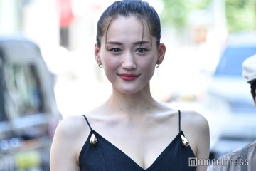 綾瀬はるか、水着姿公開 入水ショットに「可愛いが溢れてる」の声 画像