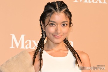 ローラ、LA豪邸での料理姿公開  広々テラスにも「素敵」と反響 画像