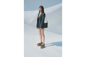 山本美月、ショートパンツ×厚底で美脚スラリ「GUCCI」バッグで新鮮ルック 画像