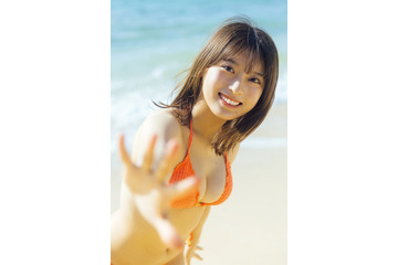 まるぴ、美ボディ際立つ水着姿 爽やかな沖縄グラビアで「週刊FLASH」初表紙 画像