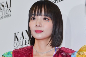 岡田紗佳、“超ミニ丈”で美脚スラリ「セクシー」「眩しい」と反響 画像