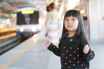 【電車で】高齢者の杖を触る女の子…→母「ダメでしょ」次の瞬間、女の子のまさかの返答に「思わず笑ってしまった」 画像