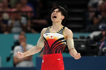 【パリ五輪】体操男子、萱和磨選手の美人妻・星良さんの“勝利の女神”ぶり話題 金髪に染めて現地入り 画像