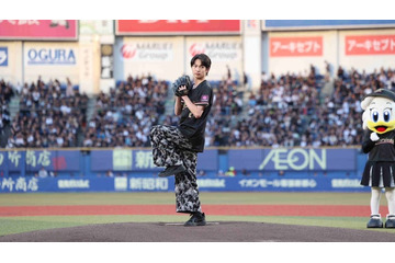 綱啓永、“27番ユニフォーム”で始球式登場「今年の仕事の中で一番緊張してしまいました」 画像