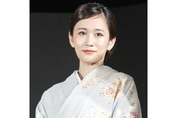 前田敦子、上品な魅力が漂う衣装SHOTに「いつまでも変わらず綺麗」「スタイルが良過ぎる…！！」 画像