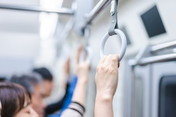 【電車で】「お父さん抱っこ」と泣き続ける子ども→「なぜ抱っこしないんだろう？」そのまさかの理由に驚き！ 画像