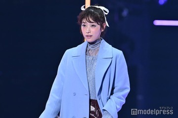 高橋ひかる、ロングコートから美脚のぞく ブルーメイクがキュート【TGC 2024 A／W】 画像