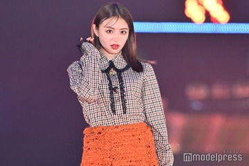 香音、ミニスカートから美脚眩しい秋スタイル【GirlsAward 2024AW】 画像