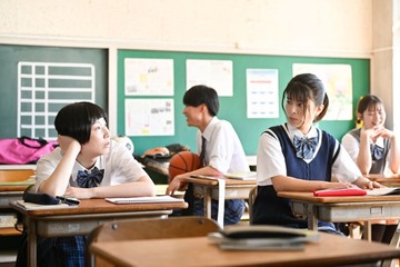 土居志央梨、さとうほなみと高校生役大胆披露「ある意味勇気がいりました」【無能の鷹】 画像