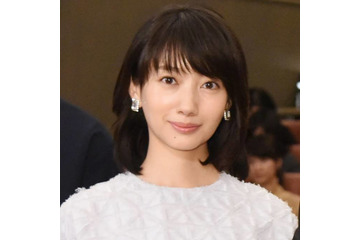 「透明感」波瑠、色白美肌が際立つ透け感コーデにファンうっとり「妖精のよう」 画像