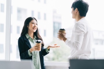 【会社で】賞味期限切れのカンパンが出てきた…→後輩「ワンチャンいけるかも！」これがまさかの恥ずかしい勘違いに！？ 画像