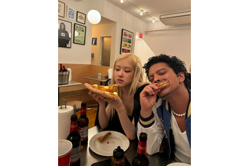BLACKPINKロゼ、ブルーノ・マーズとピザ頬張る2ショット公開「ジェニも行ったお店？」「変装してないの驚き」の声 画像