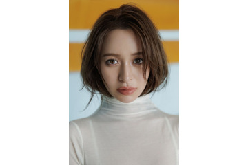 野崎萌香、圧巻美ボディ披露の1st写真集決定 純白ビキニ姿の先行カット解禁「絶対に後悔させません」 画像