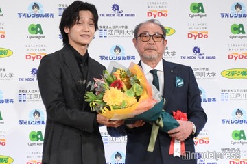 Aぇ! group佐野晶哉がサプライズ祝福 平泉成の受賞に駆けつける「57個下の僕に車で熱く語ってくれた」【第49回報知映画賞】 画像