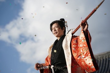 GACKT“ド派手”羽織り×1ｍ超煙管ゆらし異彩放つ 徳川宗春役で「新・暴れん坊将軍」出演決定 画像