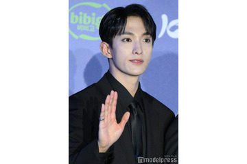 SEVENTEENドギョム、両親とのプリクラ公開「美形家族」「仲良し」の声 画像