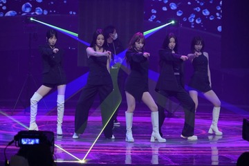 【紅白リハ2日目】LE SSERAFIM、全員での“年越しジャンプ”に喜び 最年少ウンチェ18歳で「5人で12時を迎えられる」 画像