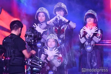 新しい学校のリーダーズ、“特撮”モチーフでマントにメッセージ 2年連続出演【第66回輝く！日本レコード大賞】 画像