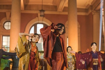 【紅白本番】「虎に翼」特別編、寅子（伊藤沙莉）＆米津玄師が対面 ドラマ×歌唱が交わる世界線・オープニング再現にファン感涙「夢みたい」「最高の演出」 画像