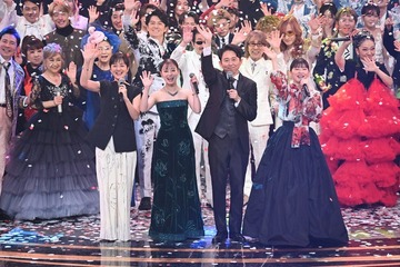 【紅白本番】橋本環奈＆伊藤沙莉、後半の衣装に注目集まる「眩しい」「デコルテ美しすぎる」の声続々 画像