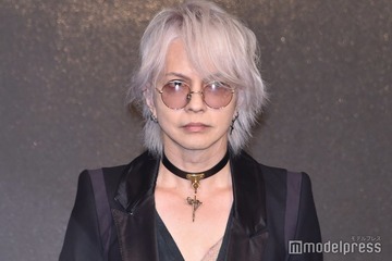 HYDE、“推し活中”後ろ姿公開「こっそりペンラ持ってるの可愛い」「ウキウキが溢れてる」の声 画像