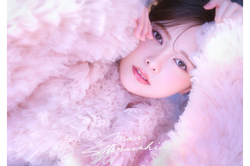白石麻衣、ピンク衣装で柔らかさ纏う 2025年カレンダー表紙＆個人初アクスタのデザイン公開 画像