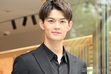 M!LK佐野勇斗「やば実家です」大量グッズ置かれた部屋に反響「オタク」「ピンク髪本当に似合ってる」 画像