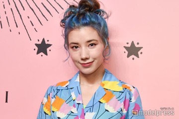 仲里依紗、大胆レインボードレスでスーパーの店内へ 異彩放つショットに「過去1くらいカラフル」「まさにアート」の声 画像