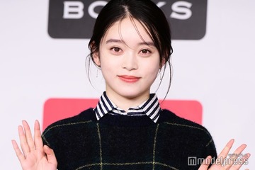 高石あかり、ミニ丈×タイツから美脚スラリ「スタイル良すぎ」「上品で素敵」の声 画像