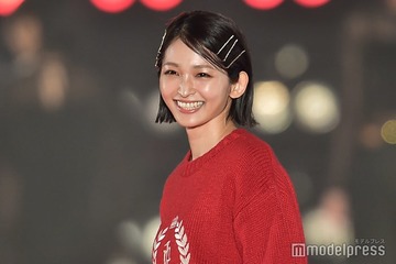 岡本玲、手編みカーディガン着用コーデ披露「売り物レベル」「器用」の声 画像