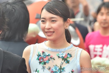 黒川芽以、第3子出産報告 自身の幼少期ショット公開 画像