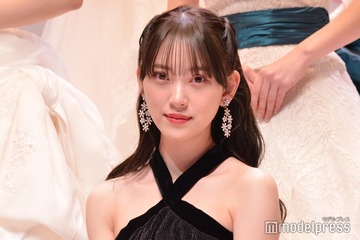 堀未央奈、黒髪重めぱっつんで雰囲気ガラリ 黒猫風ショットに「ビジュ強すぎ」「お人形さんみたい」の声 画像