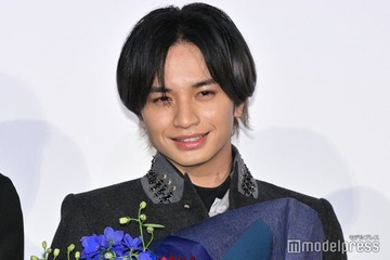 中島健人、共演者に花束プレゼント “サプライズ返し”でハプニング「花があれば掴んじゃう」【知らないカノジョ】 画像