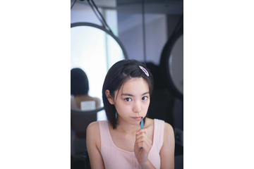 當真あみ、歯磨き中の不意打ちショット 1st写真集封入特典ポストカード第1弾解禁【Ami】 画像