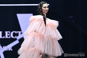 中条あやみ、大胆チュール衣装で存在感 圧巻脚線美際立つ【TGC2025S/S】 画像