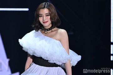 池田エライザ、美背中際立つ変形デザインのワンショルドレス姿【TGC2025S/S】 画像