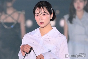 白間美瑠、投げキスに視線集中 モノトーンコーデで上品ルック【関コレ2025S/S】 画像