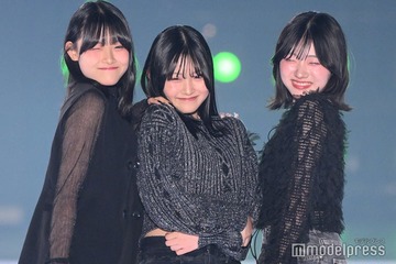 3姉妹YouTuberろこまこあこ、腕組み仲良しランウェイ ブラックコーデで揃える【関コレ2025S/S】 画像