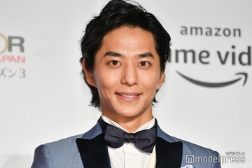 「バチェラー」友永真也＆岩間恵夫妻「家族が増えました」愛犬との3ショットに反響「幸せすぎる光景」 画像