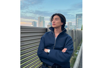 日本ドラマ初出演＆初主演で話題のタイ俳優ガルフ、夜の東京を散策 セクシーなタンクトップ姿に「色気すごすぎ」「お顔が強い」の声 画像