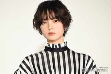 平手友梨奈、“タトゥー”際立つバックショット公開「お洒落で可愛い」「青髪ビジュ刺さりまくり」と反響 画像