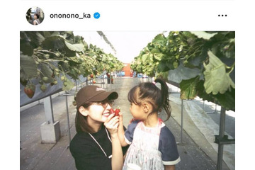 1児の母・おのののか、娘といちご狩りを満喫！向かい合った仲良し親子SHOTを公開 画像