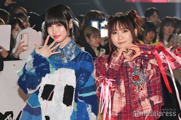 ano（あの）＆幾田りら、コラボ賞受賞で華やか衣装姿【MTV VMAJ レッドカーペット】 画像