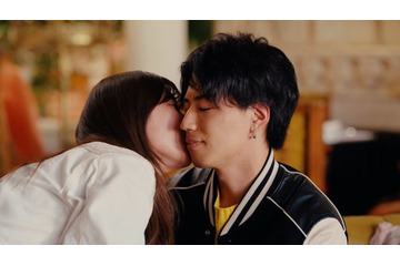 元AKB48宮崎美穂がえびじゃ・ひろやすに“頬キス”で翻弄「新しい感情が生まれた」【ラブキン】 画像