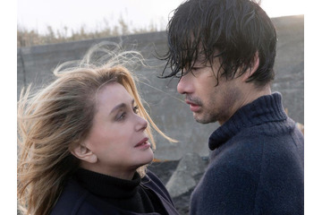 仏女優カトリーヌ・ドヌーヴ＆竹野内豊ら出演「SPIRIT WORLD」全国公開決定 迷える大人たちの希望と再生描く 画像
