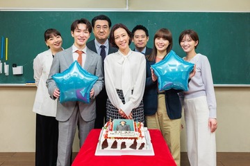 広瀬アリス＆Snow Man渡辺翔太ら、木村佳乃へバースデーサプライズ プレゼント＆ケーキで祝福【なんで私が神説教】 画像