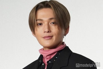 FANTASTICS八木勇征、キスマイ千賀健永の個展に訪問 2ショット＆お揃いスマホケース披露「仲良しすぎる」「ダブルピース可愛い」の声 画像